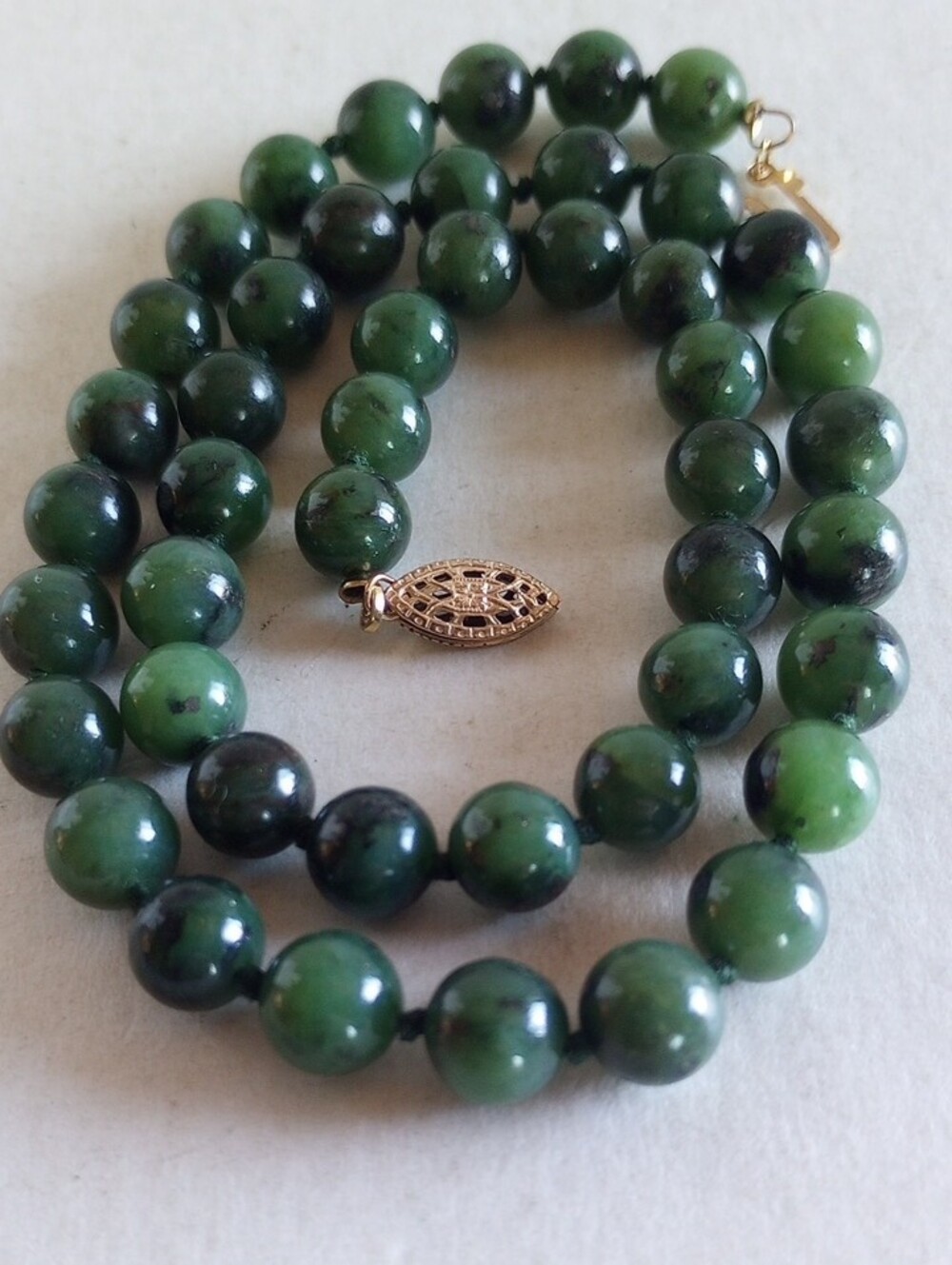 VINTAGE 14k/20 GF GREEN SPINACH NEPHRITE JADE NECKLACE 17" LONG 8MM